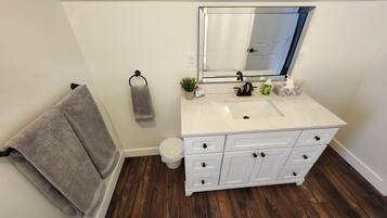 Serviettes fournies, savon, papier toilette