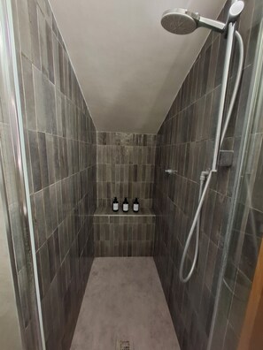 Sèche-cheveux, bidet, serviettes fournies, savon