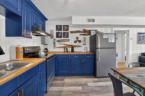 Fridge, microwave, oven, stovetop - Perfect for traveling medical professionals, this quiet coastal retreat is located near the hospital and just one block from the beach. Enjoy a comfortable, relaxing space to unwind after long shifts, with fresh ocean air. (Panama City Beach)