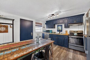 Fridge, microwave, oven, stovetop - Perfect for traveling medical professionals, this quiet coastal retreat is located near the hospital and just one block from the beach. Enjoy a comfortable, relaxing space to unwind after long shifts, with fresh ocean air. (Panama City Beach)