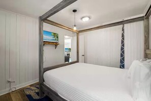 Iron/ironing board, free WiFi, bed sheets - Perfect for traveling medical professionals, this quiet coastal retreat is located near the hospital and just two blocks from the beach. Enjoy a comfortable, relaxing space to unwind after long shifts, with fresh ocean air. (Panama City Beach)