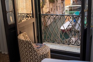 ห้องจูเนียร์สวีท, วิวคลอง | มินิบาร์, Wi-Fi ฟรี, ผ้าปูที่นอน