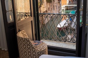 Suite junior, vistas al canal | Minibar, wifi gratis, ropa de cama