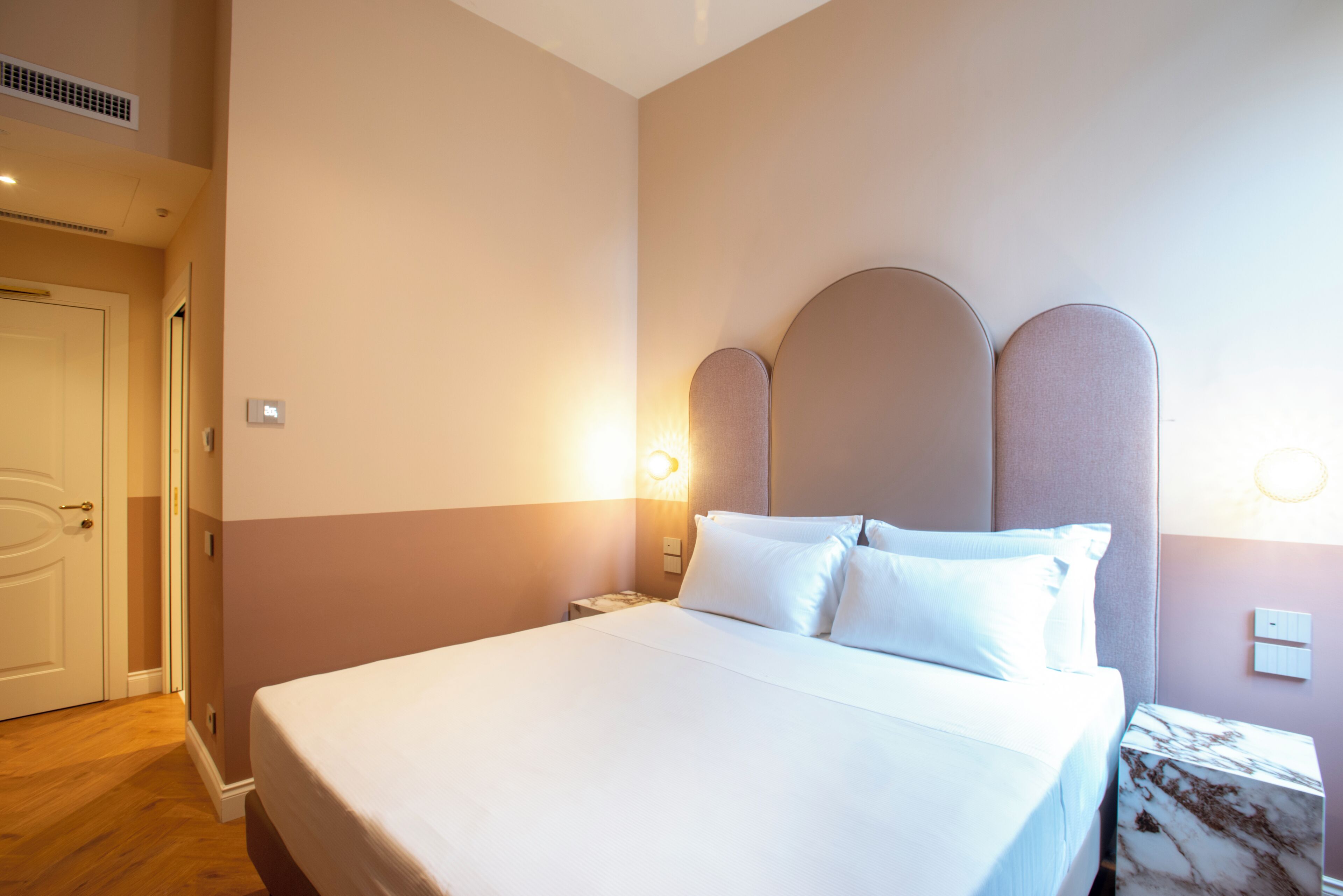 Doppia Deluxe, vista canale | Minibar, una scrivania, Wi-Fi gratuito, lenzuola