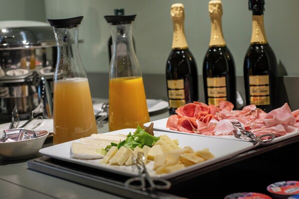 Desayuno buffet (EUR 20 por persona)