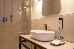 Shower, free toiletries, hair dryer, towels - Hotel de l'Alboro (Venice)