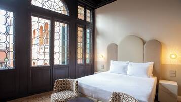 Junior Suite, Canal View | Minibar, desk, free WiFi, bed sheets