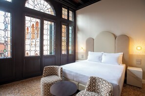 Suite Junior, vista canale | Minibar, una scrivania, Wi-Fi gratuito, lenzuola