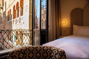 Junior Suite, Canal View | Minibar, free WiFi, bed sheets