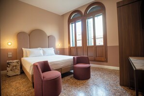 Double Room (King) | Minibar, desk, free WiFi, bed sheets - Hotel de l'Alboro (Venice)