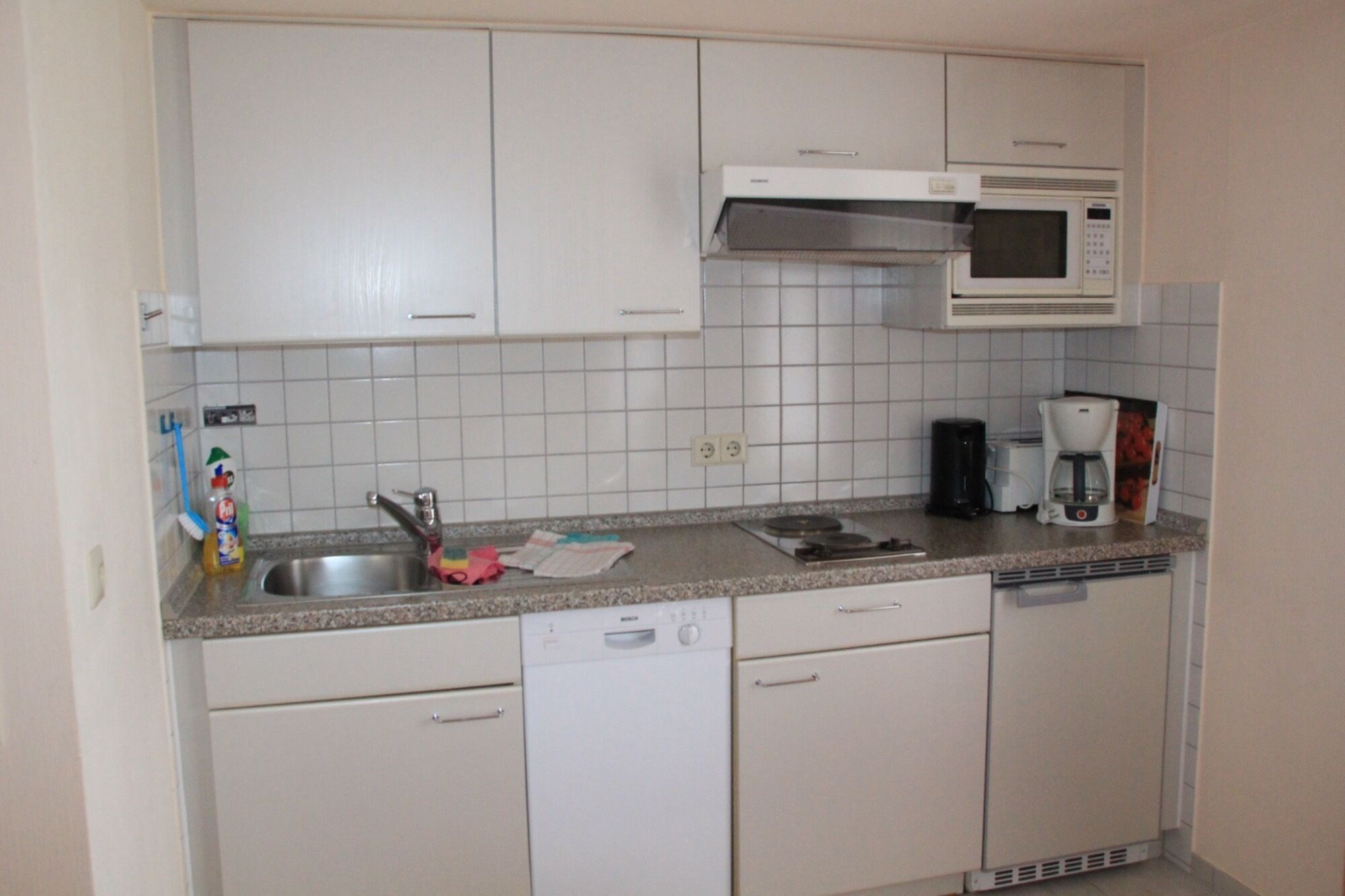 Réfrigérateur, plaque de cuisson, lave-vaisselle, cafetière/bouilloire