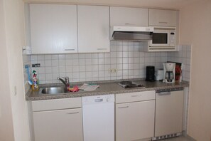 Réfrigérateur, plaque de cuisson, lave-vaisselle, cafetière/bouilloire