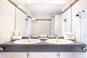 Shower, hair dryer, towels - Apartment '1' with Balcony and Wi-Fi (Hinterzarten)