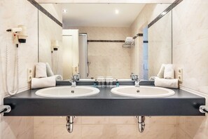 Dusche, Haartrockner, Handtücher