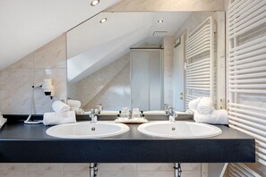 Douche, séchoir à cheveux, serviettes fournies