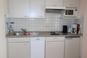 Kühlschrank, Herdplatte, Geschirrspüler