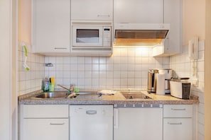 冷蔵庫、コンロ、食器洗い機、コーヒー / ティーメーカー