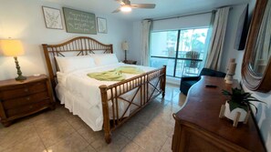 3 bedrooms, WiFi, bed sheets - NEW! * Sleeps 10 * Direct Beach * Heated Pool * (South Padre Island)
