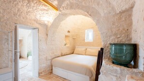 2 bedrooms, iron/ironing board, travel cot, free WiFi - Trulli Veronica - Authentic Trulli Retreat (Martina Franca)