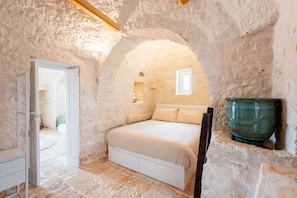 2 bedrooms, iron/ironing board, travel cot, free WiFi - Trulli Veronica - Authentic Trulli Retreat (Martina Franca)
