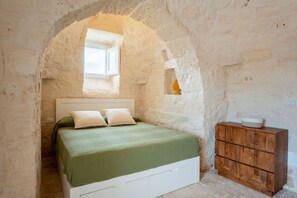 2 quartos, ferros/tábuas de passar roupa, berço de viagem