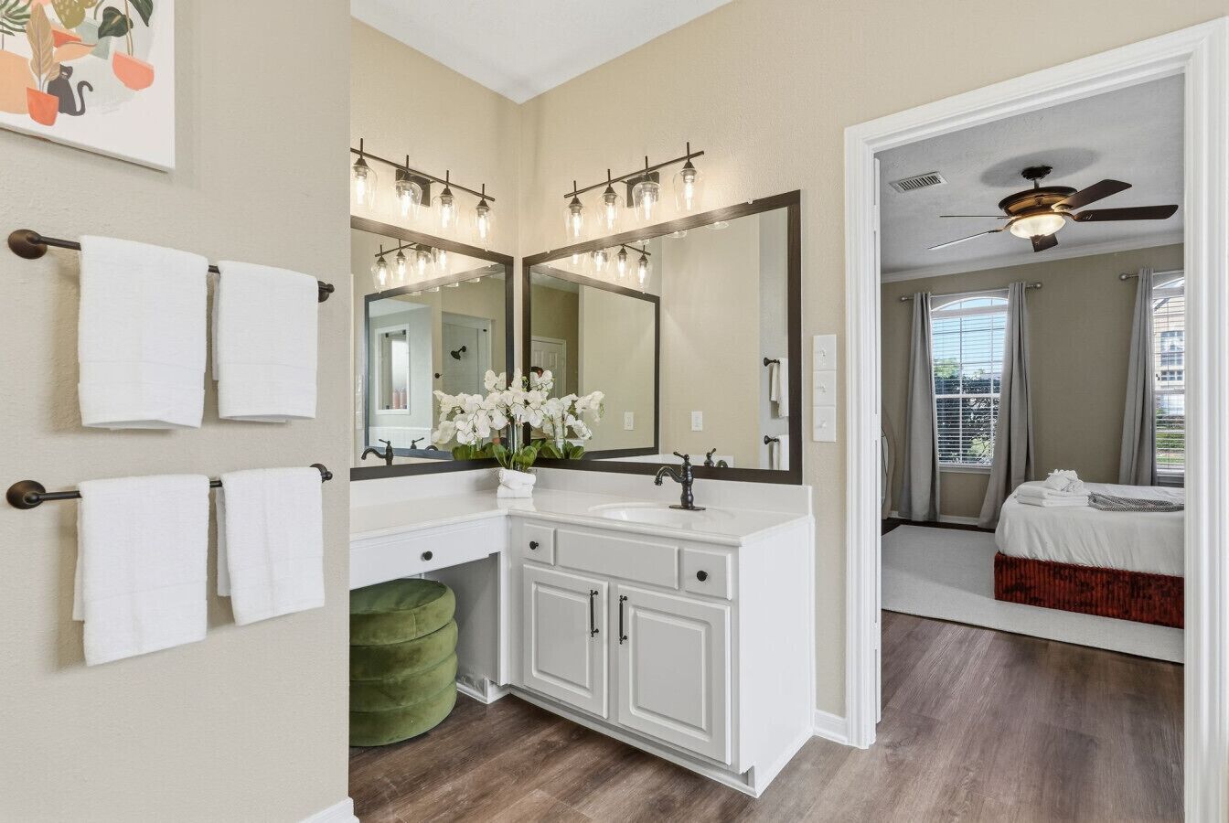 Een bureau, een strijkplank/strijkijzer, wifi