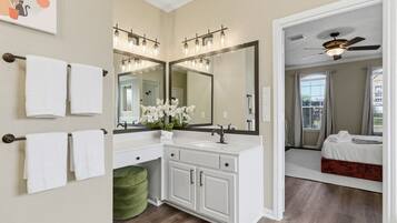 Een bureau, een strijkplank/strijkijzer, wifi