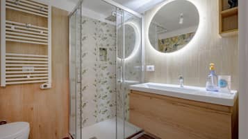 Shower, bidet, towels