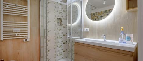 Regadera, bidet, toallas