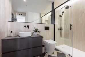 Shower, hair dryer, towels - Stylish Bernabeu Apartment. Pedro Teixeira Madrid (Madrid)