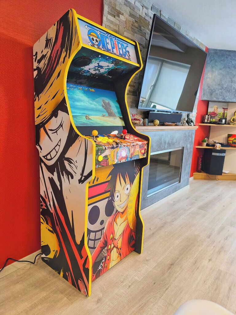 Een videospelautomaat met een personage uit een anime.