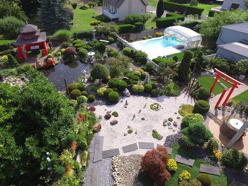 Au Jardin Du Levant" gîte with large swimming pool and games room