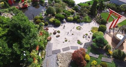 Au Jardin Du Levant" gîte with large swimming pool and games room