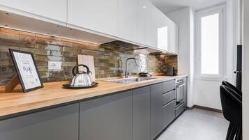 Frigorifero, microonde, forno, piano cottura