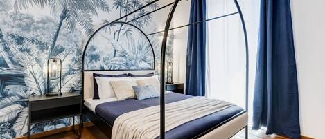 Skrivebord, strykejern/-brett og reiseseng for barn