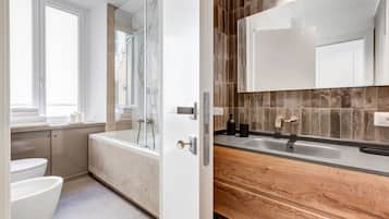 Doccia, bidet, asciugamani, shampoo