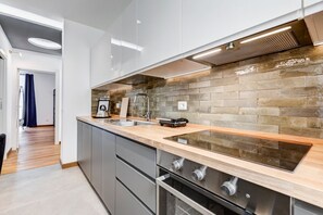Frigorifero, microonde, forno, piano cottura