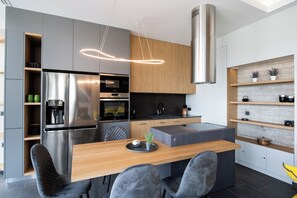 Geladeira, micro-ondas, fogão, cooktop