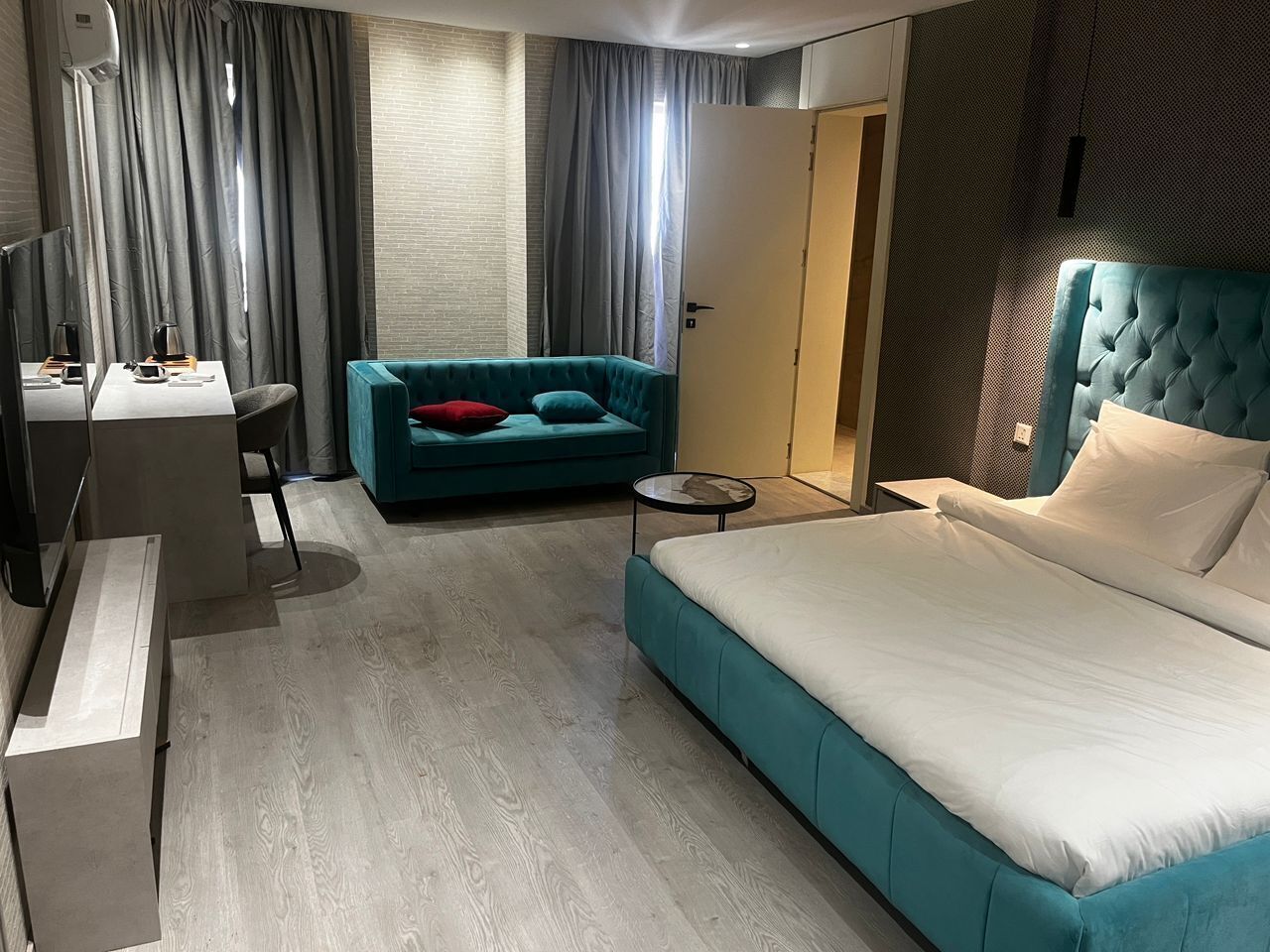 Superior-sviitti, näköala uima-altaalle | Työpöytä, ilmainen Wi-Fi