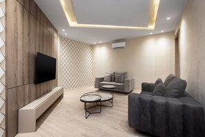 Escritorio, wifi gratis y ropa de cama 