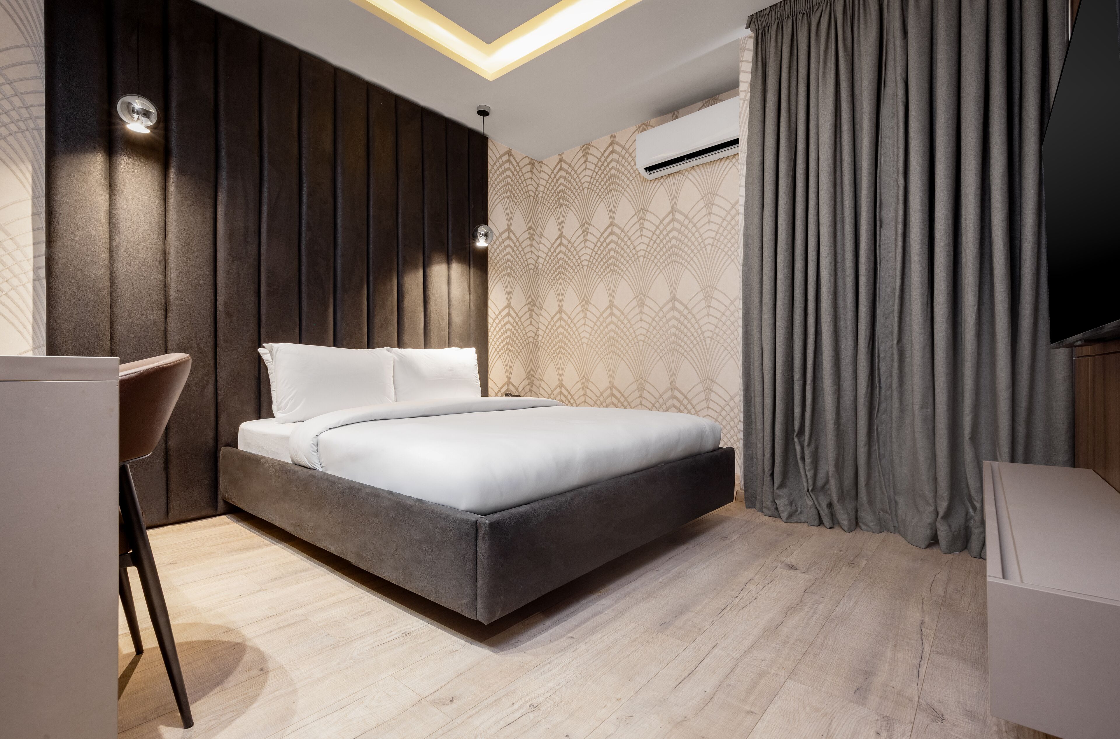 Escritorio, wifi gratis y ropa de cama 