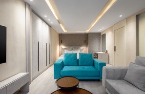 Escritorio, wifi gratis y ropa de cama 