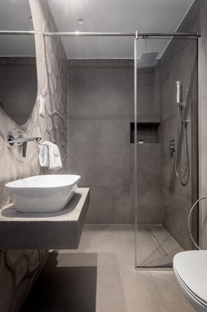 Economy-Einzelzimmer | Badezimmer | Dusche, Haartrockner, Handtücher, Seife