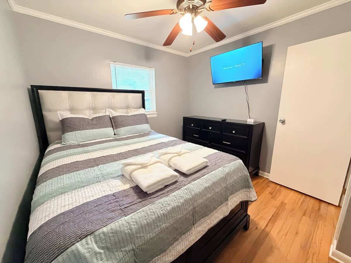 Tabla de planchar con plancha y ropa de cama 