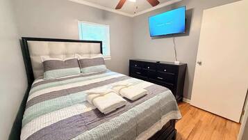 Tabla de planchar con plancha y ropa de cama