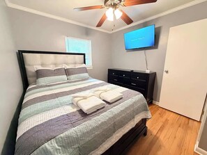 Tabla de planchar con plancha y ropa de cama 