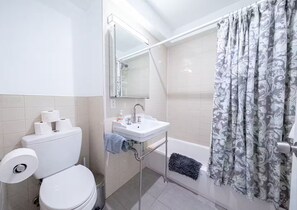 Shower, hair dryer, towels, soap - LARGE NEWLY FURNISHED 3BR APT NEAR CENTRAL PARK (New York)