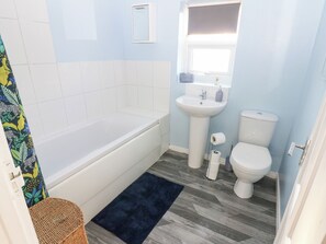 Ein Badezimmer mit Badewanne, Waschbecken und Toilette.