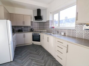 Cookware/dishes/utensils - 16 Salvin Terrace (Stockton-on-Tees)