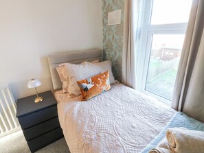 3 bedrooms, individually decorated, individually furnished, free WiFi - 16 Salvin Terrace (Stockton-on-Tees)